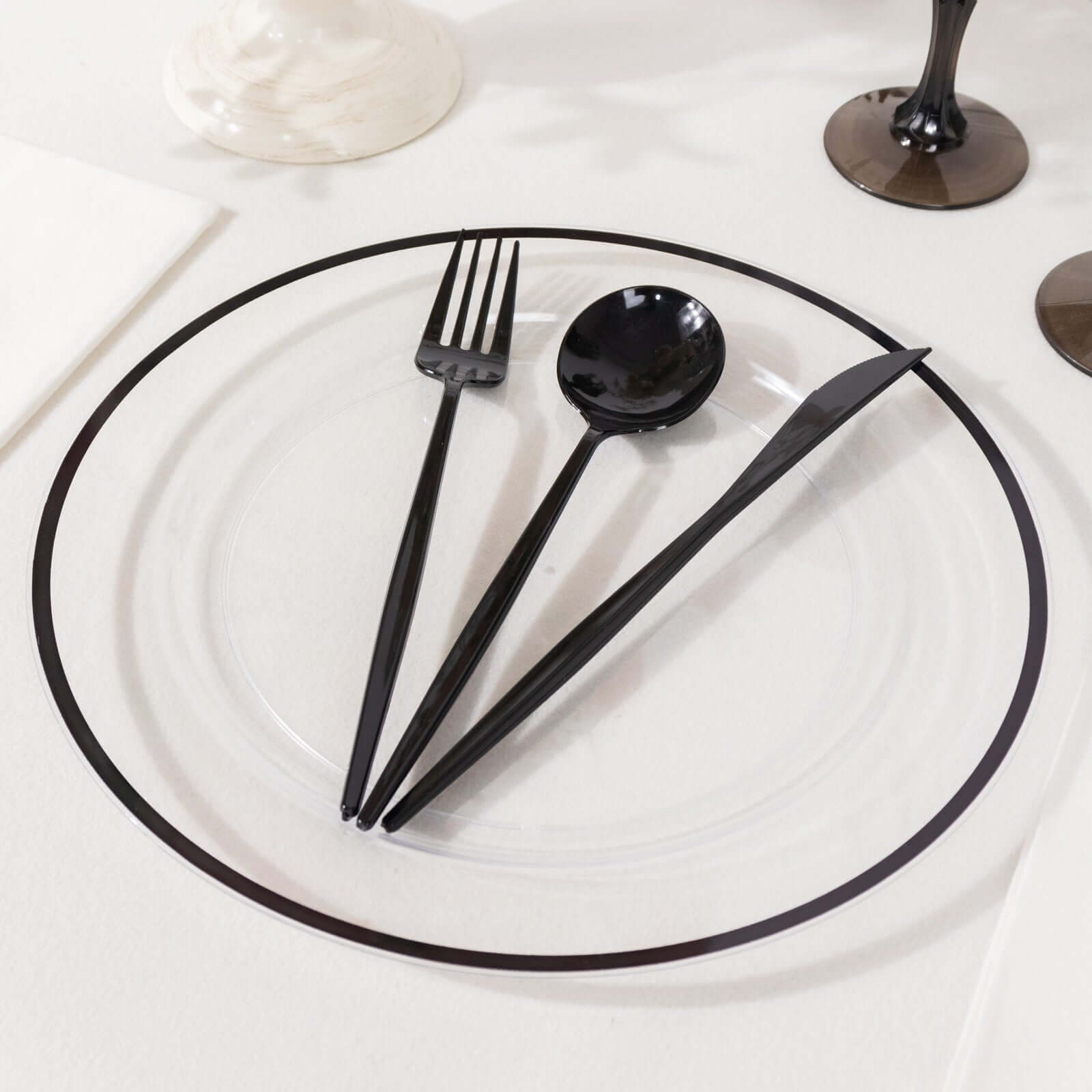 10 - Pack Plastic 10" Round Dinner Plates in Clear with Black Rim - Disposable Party Plates for Classy Banquets & Special Occasions - Bell Racket Store
