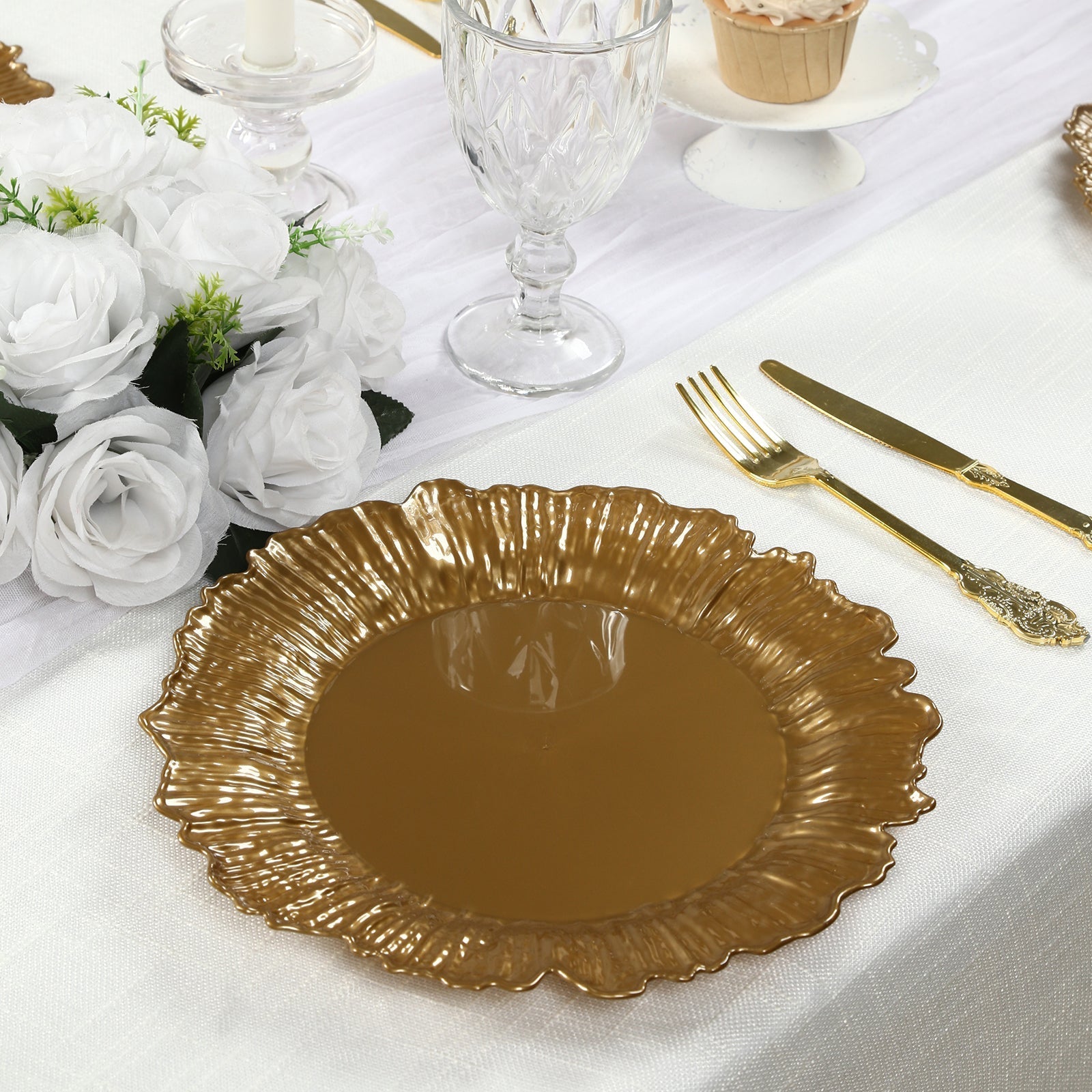 20 - Pack 10" Plastic Dinner Plates â€“ Gold Reef Design Party Plates â€“ Elegant Disposable Tableware - Bell Racket Store