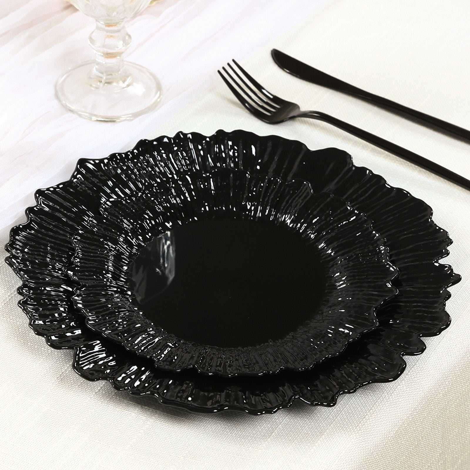 20 - Pack 7" Plastic Dessert Plates â€“ Black Reef Design Appetizer Salad Party Plates â€“ Elegant Disposable Tableware - Bell Racket Store