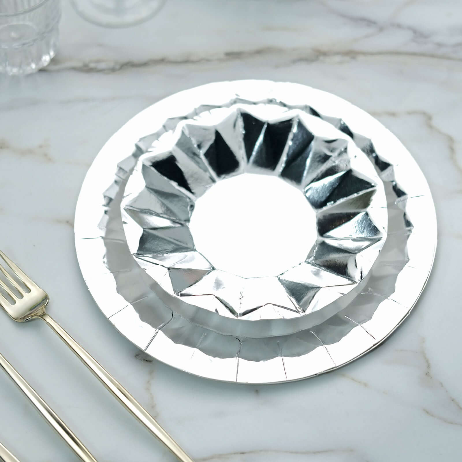 25 - Pack Paper 7" Round Dessert Plates in Metallic Silver with Geometric Prism Rim - Disposable 400GSM Appetizer Salad Plates - Bell Racket Store