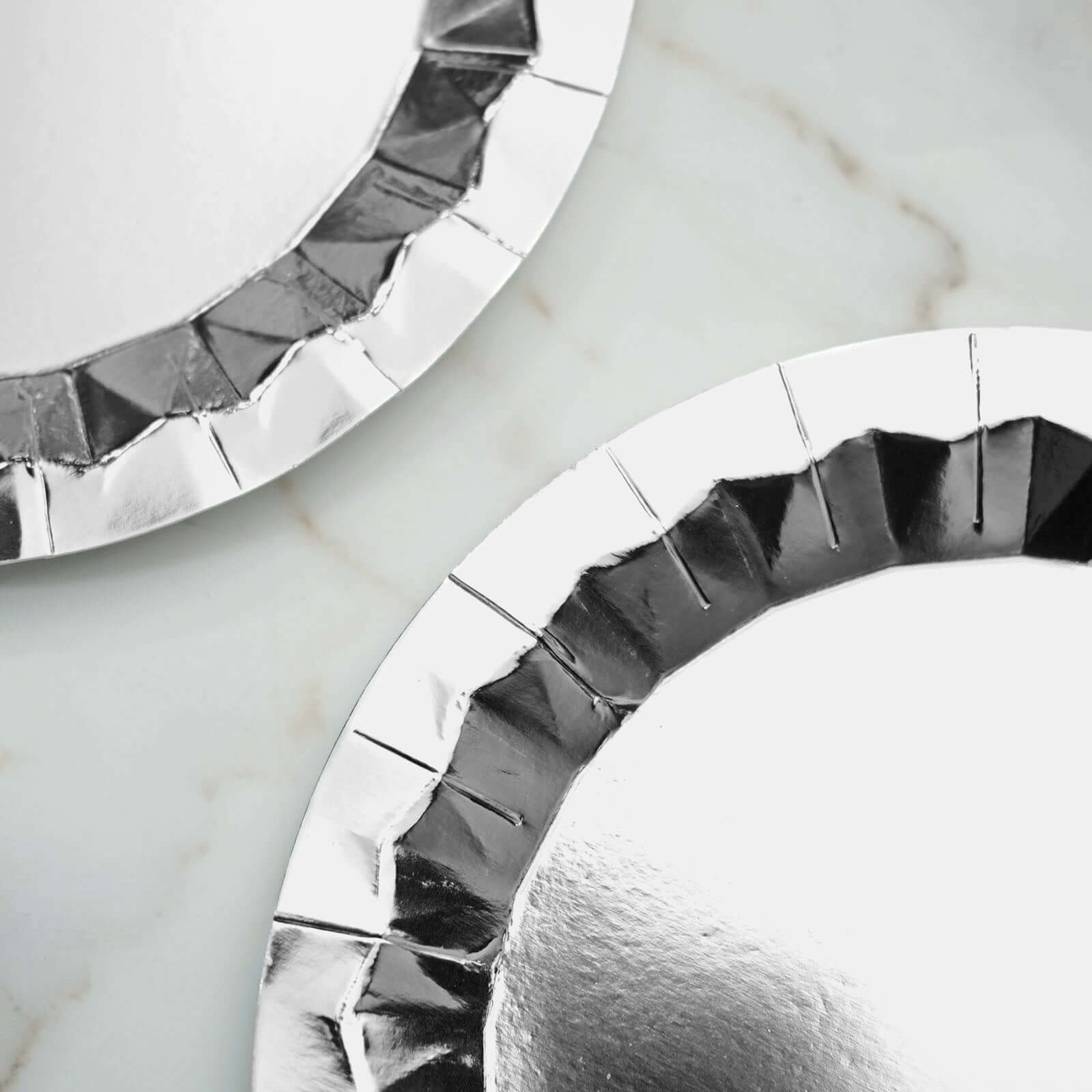 25 - Pack Paper 9" Round Dinner Plates in Metallic Silver with Geometric Prism Rim - Disposable 400GSM Party Plates - Bell Racket Store