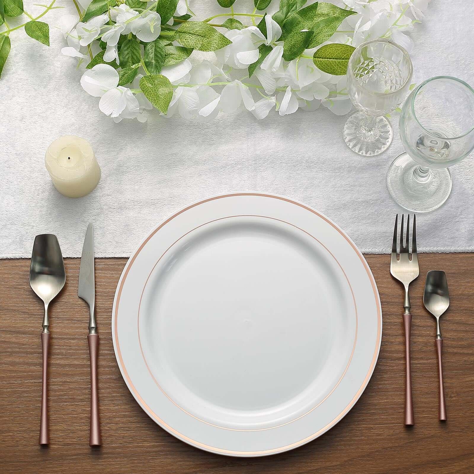 10-Pack Plastic Dinner Plates White with TrÃ¨s Chic Rose Gold Rim - Perfect Disposable Party Plates 10"