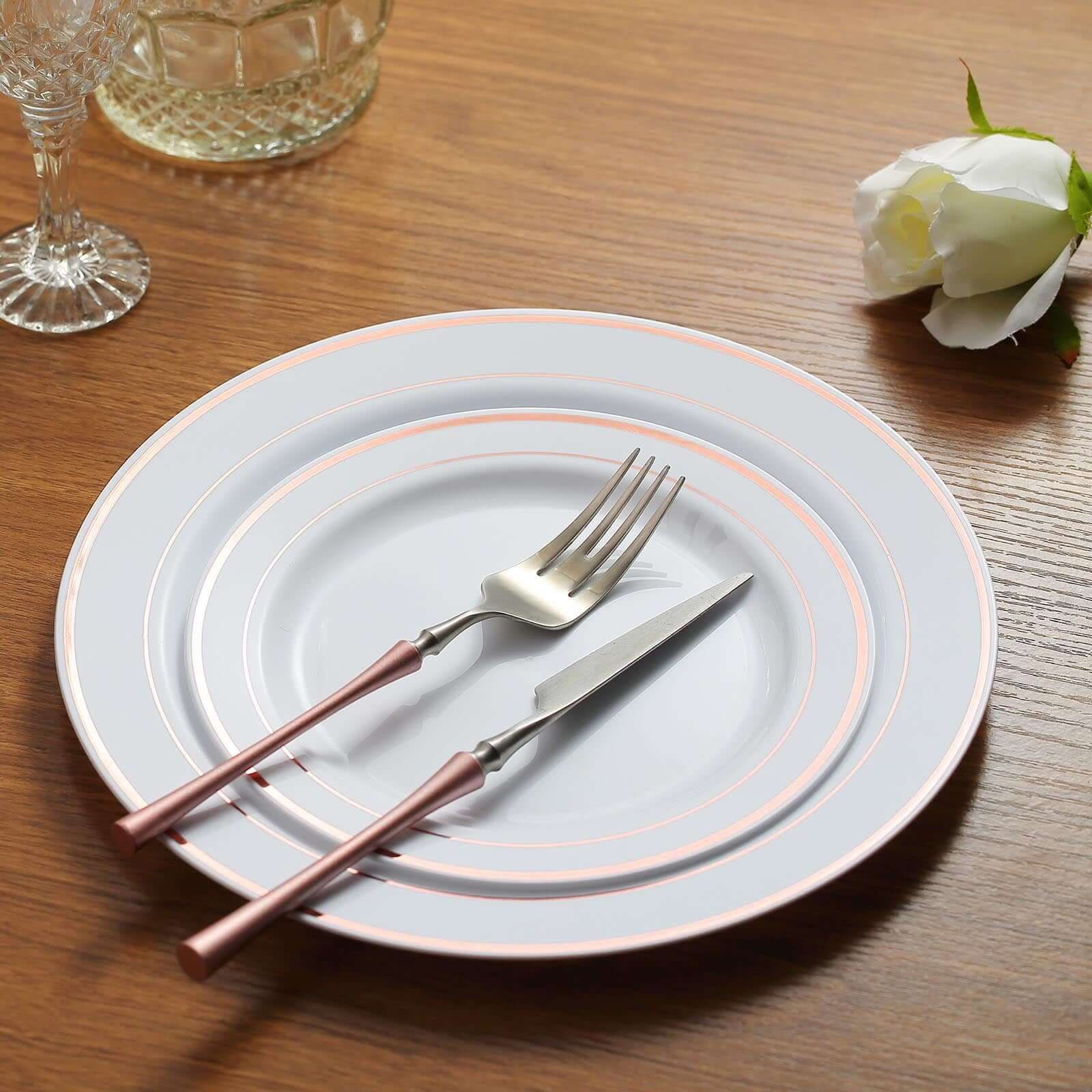 10-Pack Plastic Dinner Plates White with TrÃ¨s Chic Rose Gold Rim - Perfect Disposable Party Plates 10"